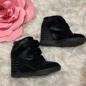 Wedge sneakers with spikes